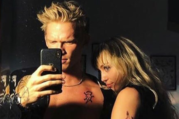 Miley Cyrus, Cody Simpson, selfie, Instagram