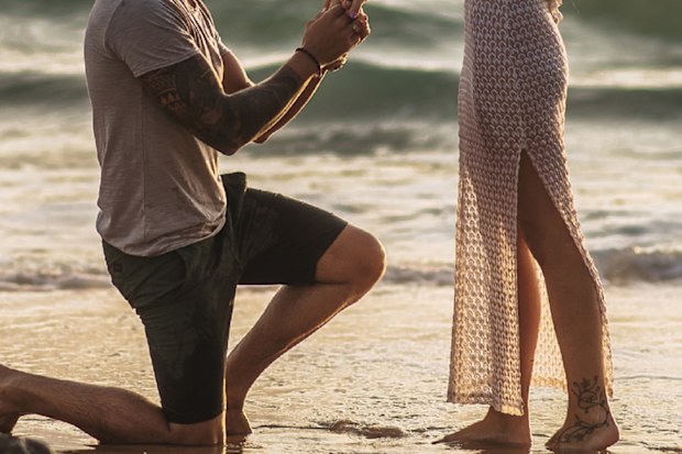 Couple proposal on the beach