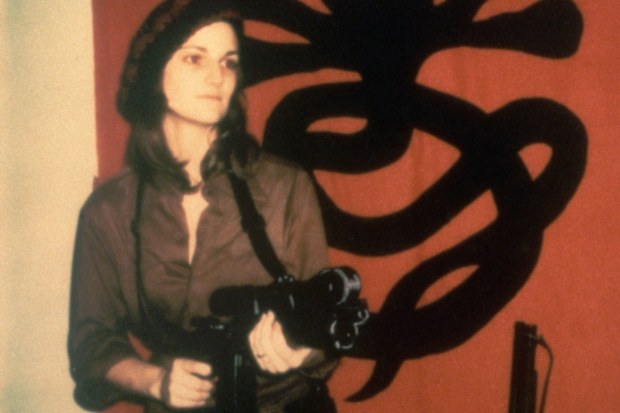 Kidnapped heiress Patty Hearst holding a machine gun.
