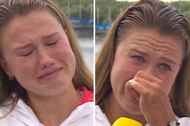 Olympic gold medalist Lola Anderson, 26, broke down in tears when a journalist asked about the poignant note her dad gave her before he died.
