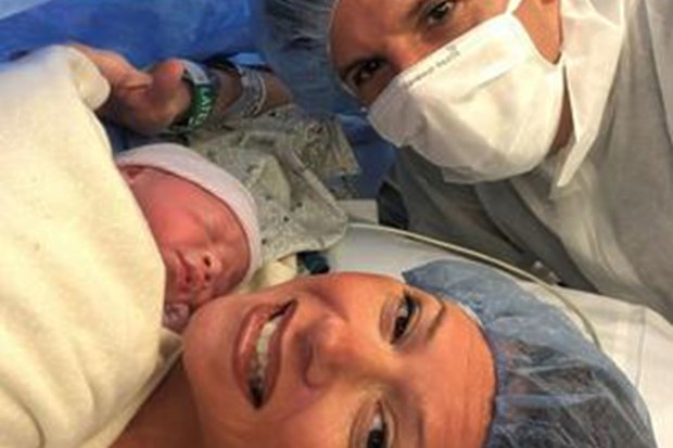 Couple weds 30s before baby is born