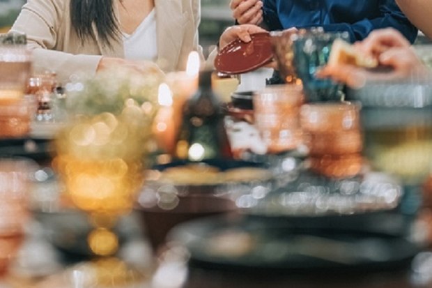 splitting dinner bill couple fight