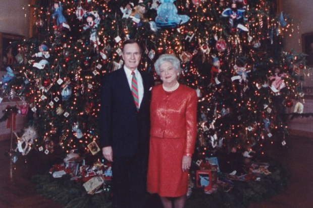 George and Barbara Bush with the White House Christmas Tree in 1989.