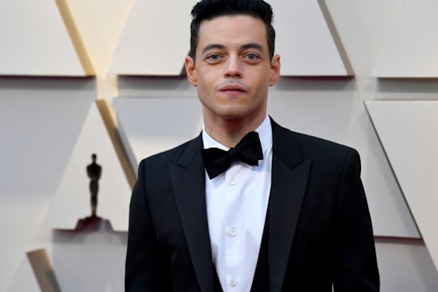 Rami Malek on the 2019 Oscars red carpet with a crooked bow-tie