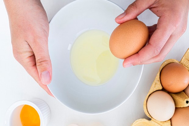 Separate egg whites and egg yolks hack video