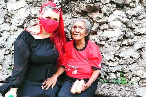 Amanda sitting with an elderly woman