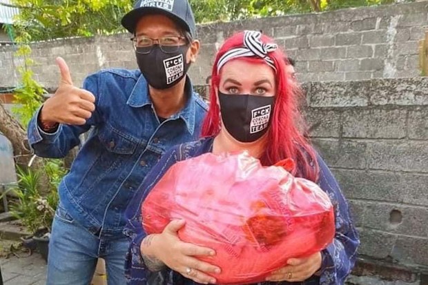 Let's help Bali founder Amanda distributing food to those in need.
