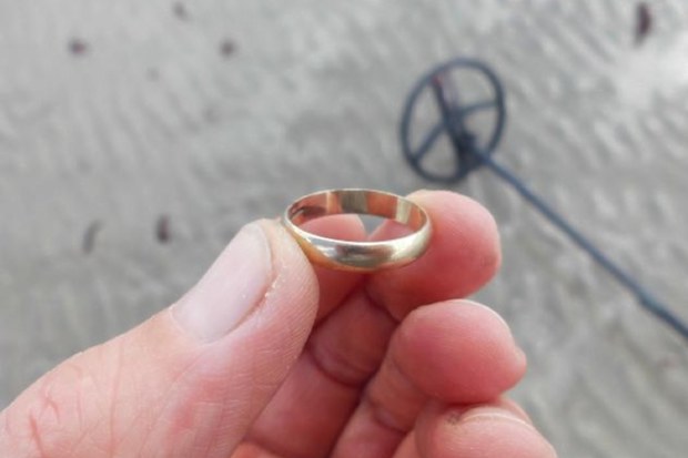 Steven Andrews Jersey Lost Ring Metal Detector