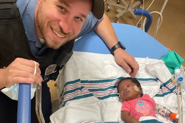 police officer bond with baby he revived kansas city US
