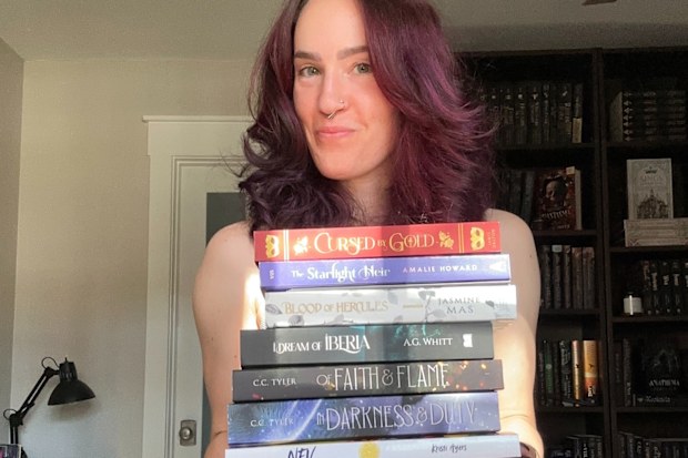 Jaimee Johnson, the romantasy fan behind the Instagram book account @thtgrlreads.
