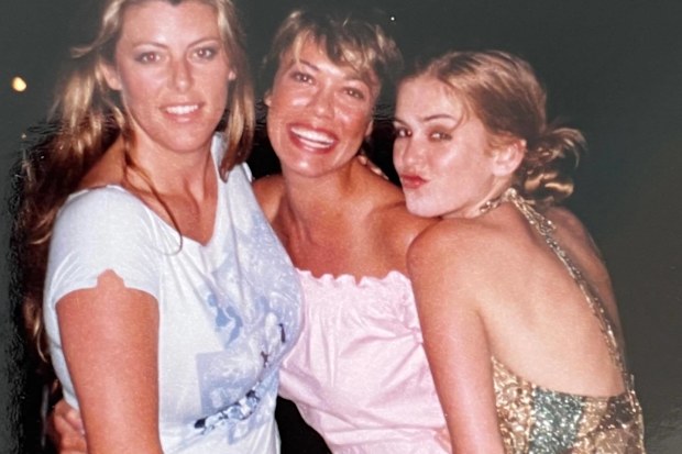 Isla Fisher poses with friends in the 2000s.