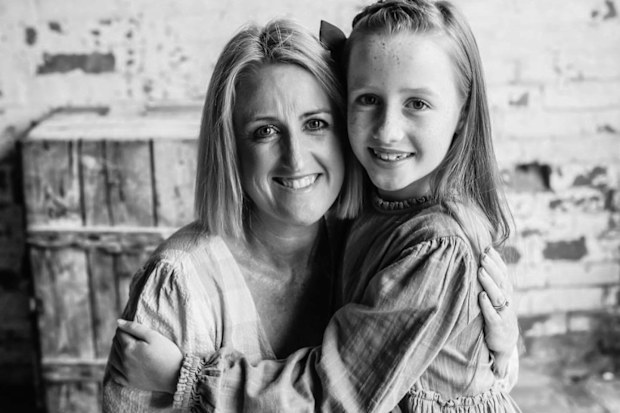 Naomi Richards with one of her daughters after going through treatment for breast cancer.