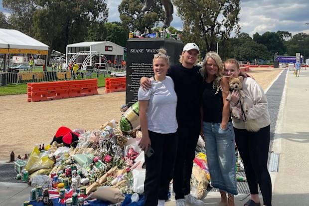 Brooke Warne, Jackson Warne, Simone Callahan and Summer Warne in front of Shane Warne's statue at the Melbourne Cricket Ground