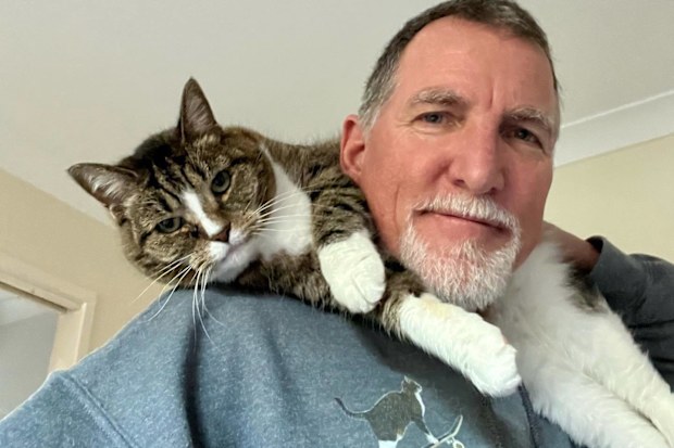 Robert Dollowet with his cat Didga.