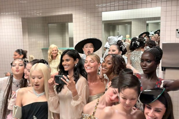 Met Gala selfie 2026 bhavitha mandava blackpink margot robbie gracie abrams rachel sennott Ayo Edebiri Audrey Nuna EJAE awar odhiang