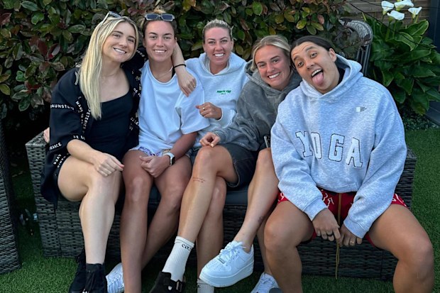 Mackenzie Arnold with Kristy Mewis (left), Alanna Kennedy (centre), Kirsty Smith (second right) and Sam Kerr (right). 