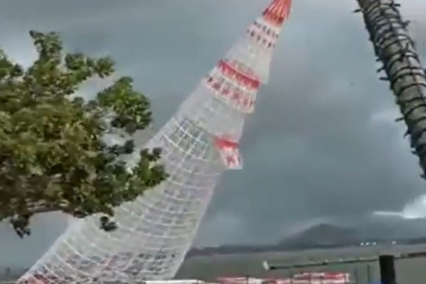 Christmas tree collapses and kills one person in Brazil