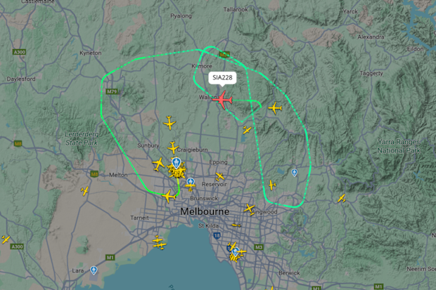 A Melbourne flight bound for Singapore is diverting back to Tullamarine airport after witnesses described seeing it flying low and dumping fuel. 