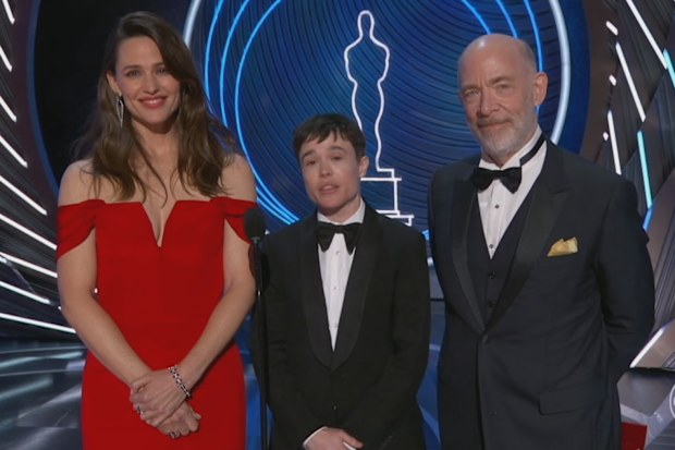 Jennifer Garner, Elliot Page and JK Simmons reunite at the 2022 Oscars. The trio starred together in Juno.