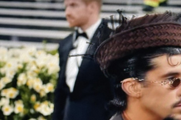 A Prince Harry lookalike was spotted working the Met Gala 2025 red carpet.