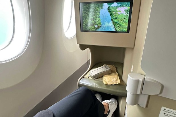 sami lukis flies business class to vietnam with vietnam airlines