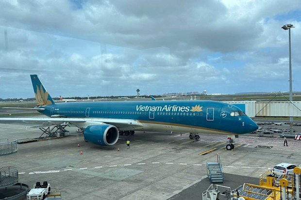 sami lukis flies business class to vietnam with vietnam airlines