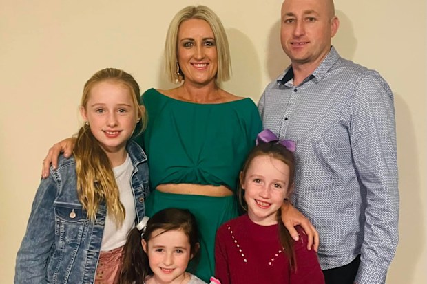 Naomi Richards with her husband and three daughters after going through treatment for breast cancer.