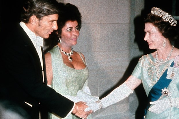 Queen Elizabeth ll meets Liz Taylor and husband John Warner at a gala dinner in 1976 in Washington DC, USA. 