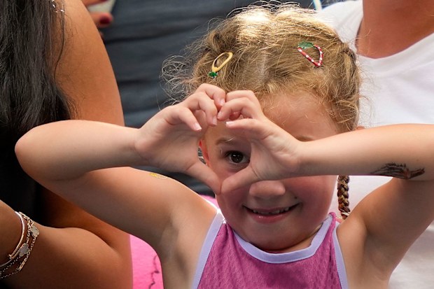 Aryna Sabalenka meets young lookalike fan