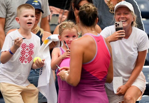 Aryna Sabalenka meets young lookalike fan