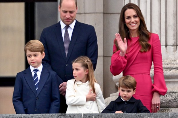 (L-R) Queen Elizabeth II, Prince George of Cambridge, Prince William, Duke of Cambridge Princess Charlotte of Cambridge, Prince Louis of Cambridge and Catherine, Duchess of Cambridge stand on the balcony during the Platinum Pageant on June 05, 2022 in London, England.