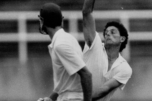 Mike Whitney jugó bolos para Nueva Gales del Sur contra Queensland en la temporada 1988-89 de Sheffield Shield.