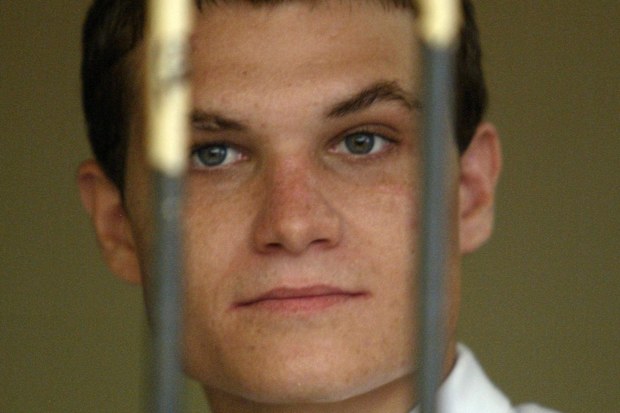 Australian Scott Rush waits in a holding cell before his verdict at a Denpasar court on the Indonesian resort island of Bali February 13, 2006. Rush was given a life sentence for drug trafficking.  REUTERS/Bagus Othman