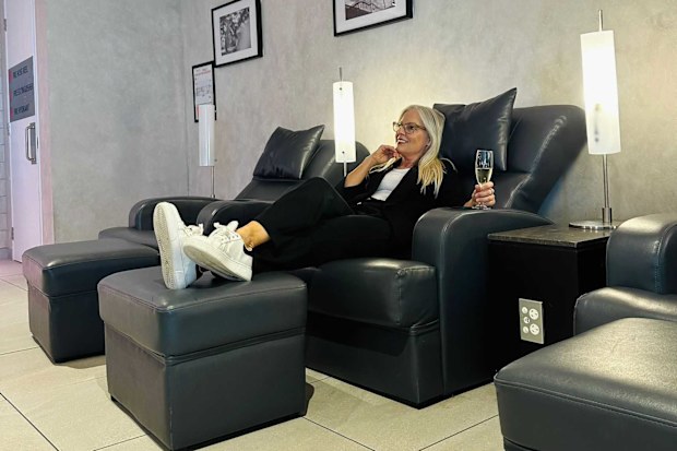 sami lukis flies business class to vietnam with vietnam airlines
