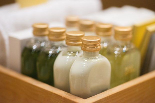 mini shampoo bottle