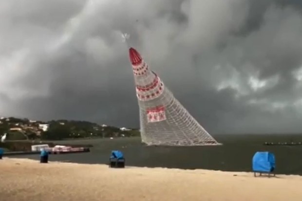 Christmas tree collapses and kills one person in Brazil