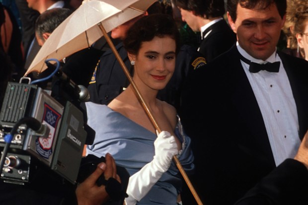 Actress Sean Young holds a parasol at the 1988 Academy Awards April 11, 1988 in Los Angeles, CA. 