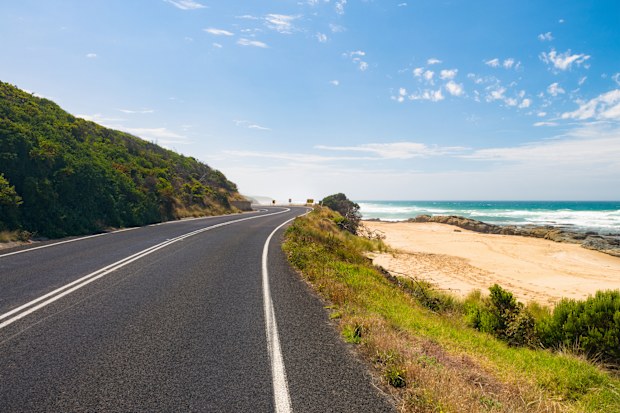 S+ A sandy beach next to a section of the Great Ocean Road, near the town of Apollo Bay in Victoria State, Australia.