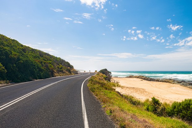 S+ A sandy beach next to a section of the Great Ocean Road, near the town of Apollo Bay in Victoria State, Australia.