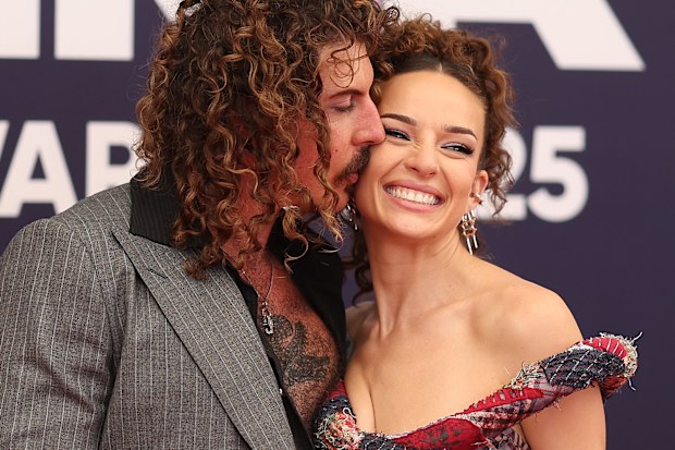 Adam Hyde (Keli Holiday) and Abbie Chatfield attends the 2025 ARIA Awards at Hordern Pavilion at Hordern Pavilion on November 19, 2025 in Sydney, Australia