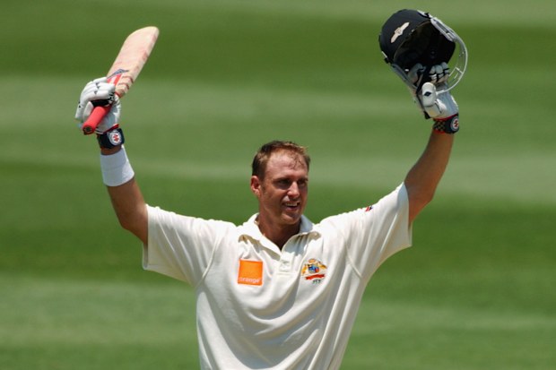 BRISBANE - 10 DE NOVEMBRO: Matthew Hayden, da Austrália, comemora marcar um século contra a Inglaterra durante o quarto dia do primeiro Ashes Test entre Austrália e Inglaterra no Gabba em 10 de novembro de 2002 em Brisbane, Austrália. (Foto de Darren England/Getty Images)