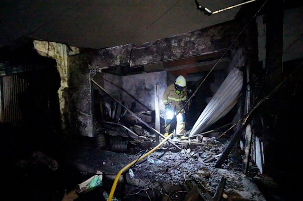 Indonesia fire kills 17 thousands evacuated 