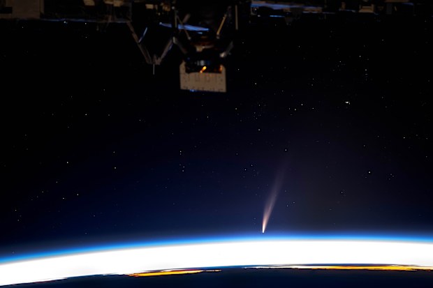 The G3 comet captured from the Internatinal Space Station via X, @astro_Pettit