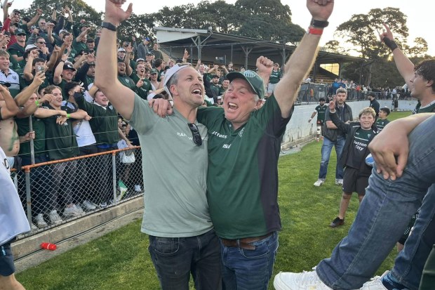 Randwickas Stephenas Hoilesas ir Markas Harrisonas švenčia 2023 m. „Shute Shield“ laimėjimą.