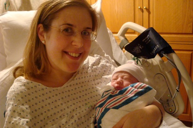 Alice with her daughter Beatrice in a New York hospital. 