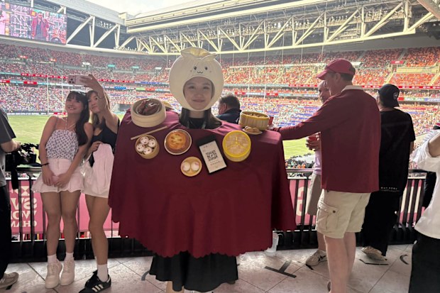 Una de las mejor vestidas del Hong Kong Sevens 2026.