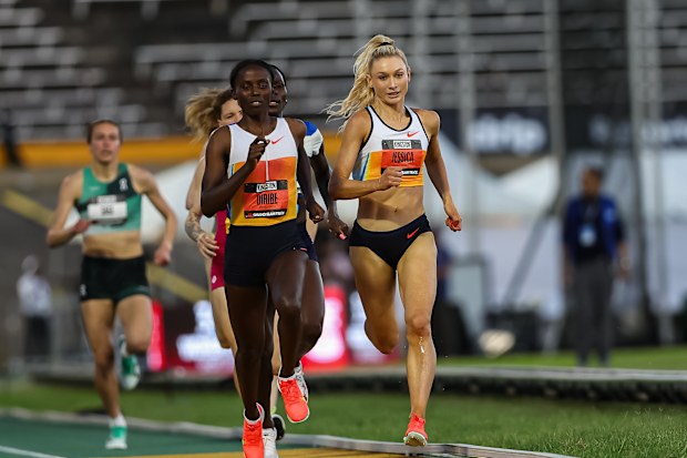 Diribe Welteji (left) and Jessica Hull contesting the 1500 metres.