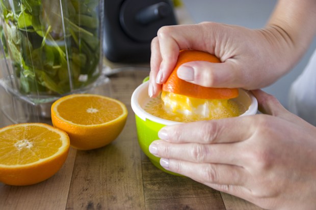 Making a green (orange and spinach) smoothie