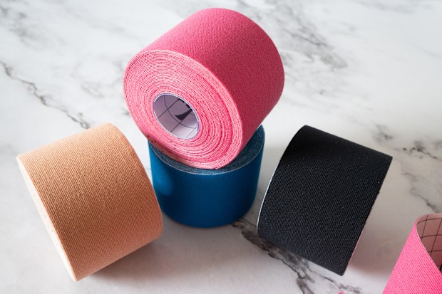 Elastic medical tapes in various colors, applied in physical therapy, help alleviate pain and reduce muscle tension.