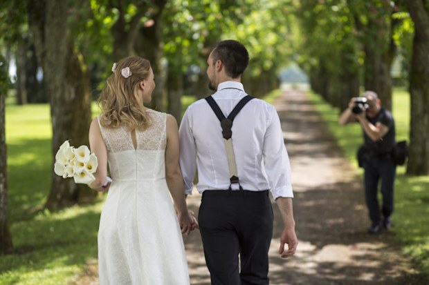 wedding photographer expected to bring gift